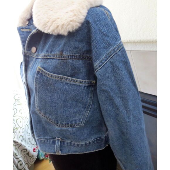 Highway Women's Cropped Denim Trucker Jacket Faux Fur Collar M EUC - Picture 4 of 14
